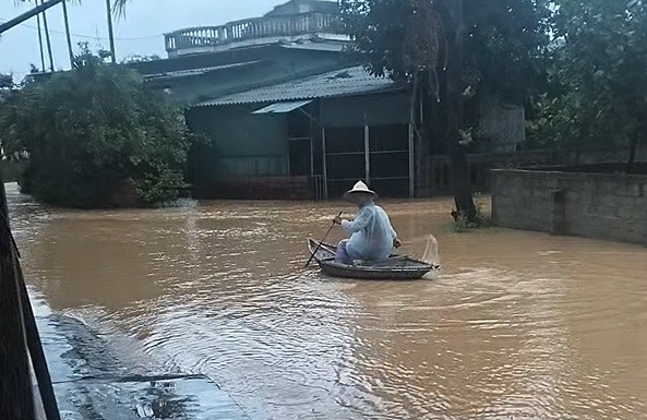 Mưa lớn kéo dài, người dân Hà Tĩnh 'trắng đêm' chạy lũ - Ảnh 9. Mưa lớn kéo dài, người dân Hà Tĩnh 'trắng đêm' chạy lũ - Ảnh 9.
