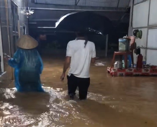 Mưa lớn kéo dài, người dân Hà Tĩnh 'trắng đêm' chạy lũ - Ảnh 5. Mưa lớn kéo dài, người dân Hà Tĩnh 'trắng đêm' chạy lũ - Ảnh 5.