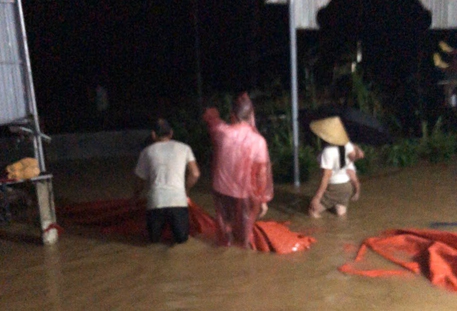 Mưa lớn kéo dài, người dân Hà Tĩnh 'trắng đêm' chạy lũ - Ảnh 3. Mưa lớn kéo dài, người dân Hà Tĩnh 'trắng đêm' chạy lũ - Ảnh 3.