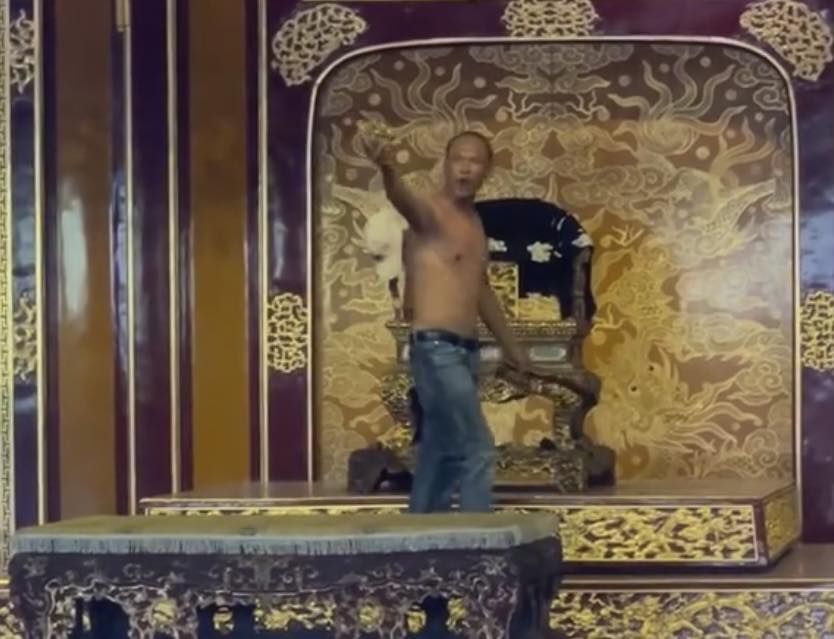 Ngai vua triều Nguyễn bị kẻ "loạn thần" xâm hại: Bảo vệ ở đâu?- Ảnh 1. Ngai vua triều Nguyễn bị kẻ "loạn thần" xâm hại: Bảo vệ ở đâu?- Ảnh 1.