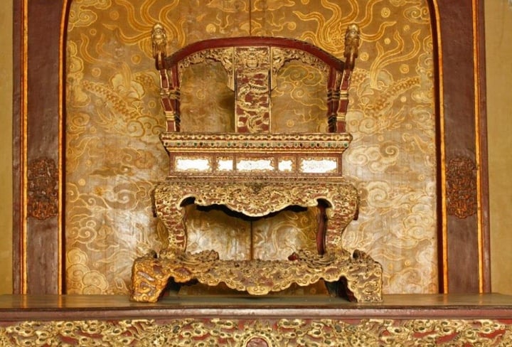 Danh tính gã đàn ông phá hoại ngai vàng triều Nguyễn là bảo vật quốc gia - Ảnh 4. Danh tính gã đàn ông phá hoại ngai vàng triều Nguyễn là bảo vật quốc gia - Ảnh 4.