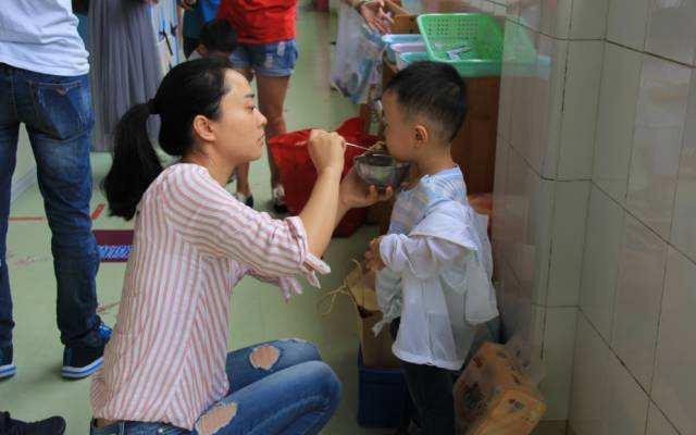 Con trai 4 tuổi đi học mẫu giáo bị sụt 3kg sau nửa tháng, mẹ tức giận "hỏi tội" cô giáo nhưng lại bẽ mặt vì lý do- Ảnh 1. Con trai 4 tuổi đi học mẫu giáo bị sụt 3kg sau nửa tháng, mẹ tức giận "hỏi tội" cô giáo nhưng lại bẽ mặt vì lý do- Ảnh 1.