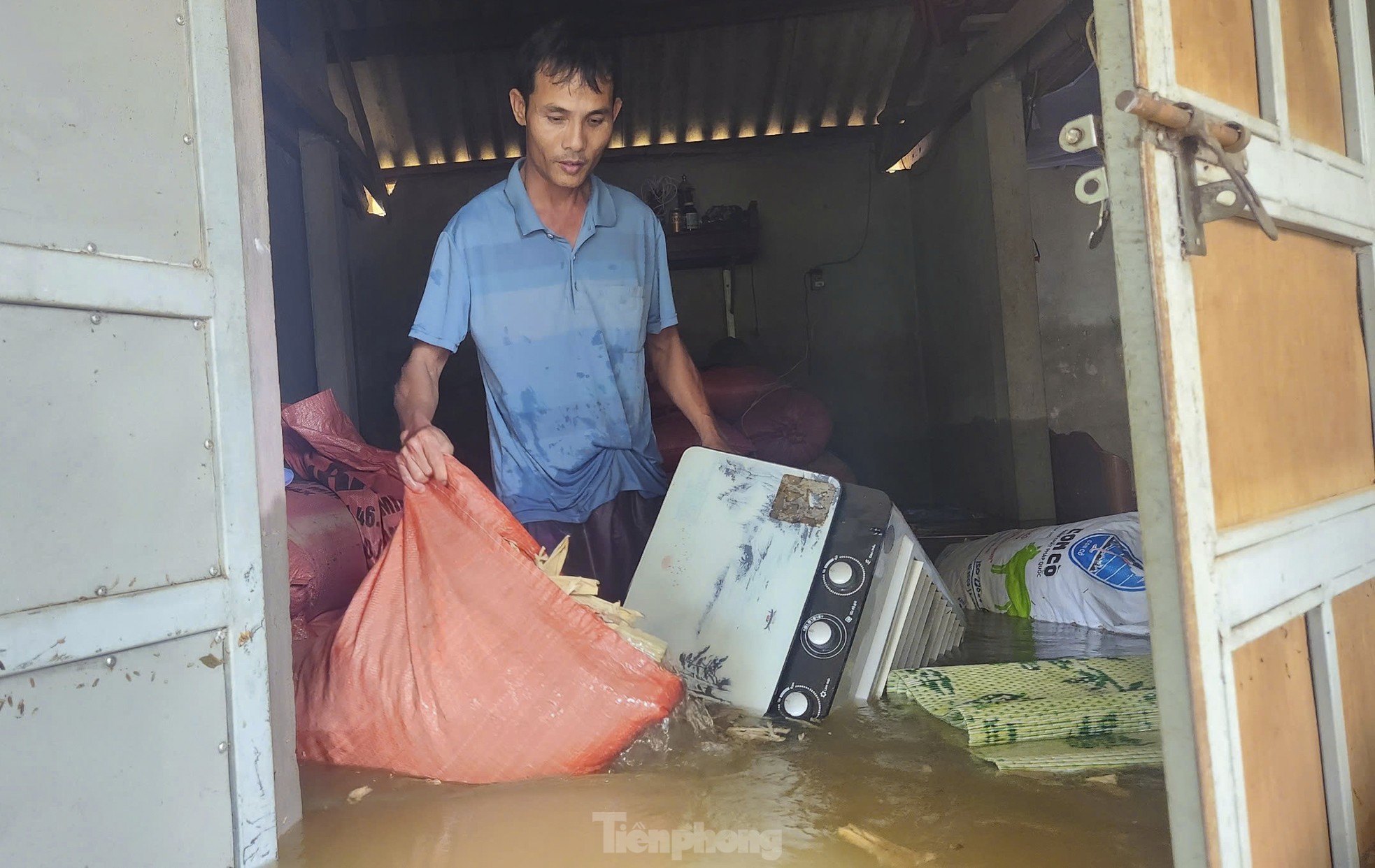 Toàn cảnh trận lũ bất thường ở Hà Tĩnh - Ảnh 10. Toàn cảnh trận lũ bất thường ở Hà Tĩnh - Ảnh 10.