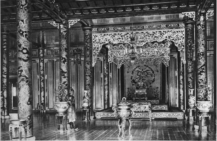 Cận cảnh ngai vàng triều Nguyễn hơn 200 năm tuổi vừa bị đập gãy - Ảnh 5. Cận cảnh ngai vàng triều Nguyễn hơn 200 năm tuổi vừa bị đập gãy - Ảnh 5.
