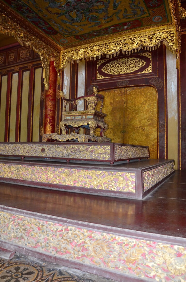 Cận cảnh ngai vàng triều Nguyễn hơn 200 năm tuổi vừa bị đập gãy - Ảnh 11. Cận cảnh ngai vàng triều Nguyễn hơn 200 năm tuổi vừa bị đập gãy - Ảnh 11.