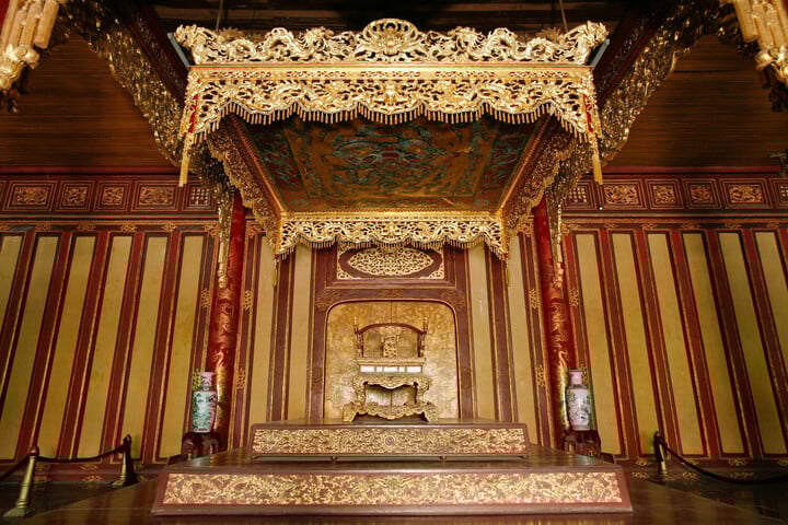 Cận cảnh ngai vàng triều Nguyễn hơn 200 năm tuổi vừa bị đập gãy - Ảnh 1. Cận cảnh ngai vàng triều Nguyễn hơn 200 năm tuổi vừa bị đập gãy - Ảnh 1.