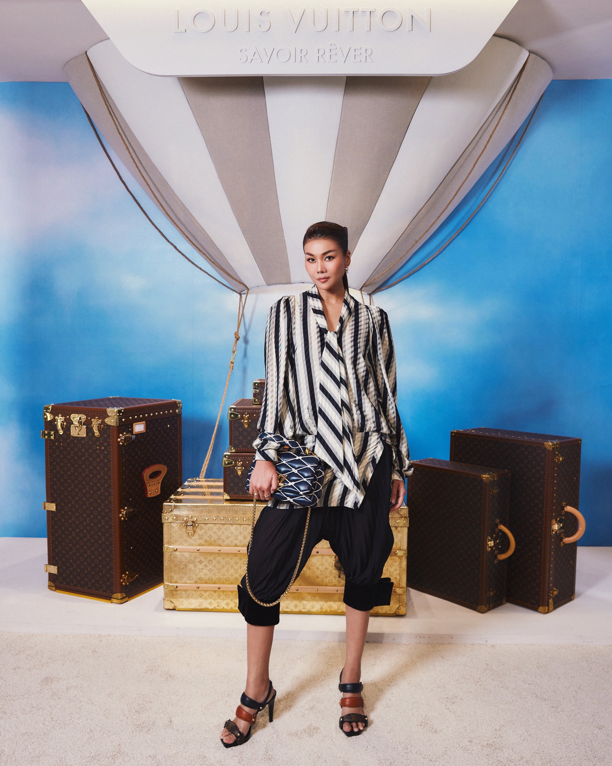 Cận cảnh outfit 285 triệu đồng của Thanh Hằng - Ảnh 3. Cận cảnh outfit 285 triệu đồng của Thanh Hằng - Ảnh 3.