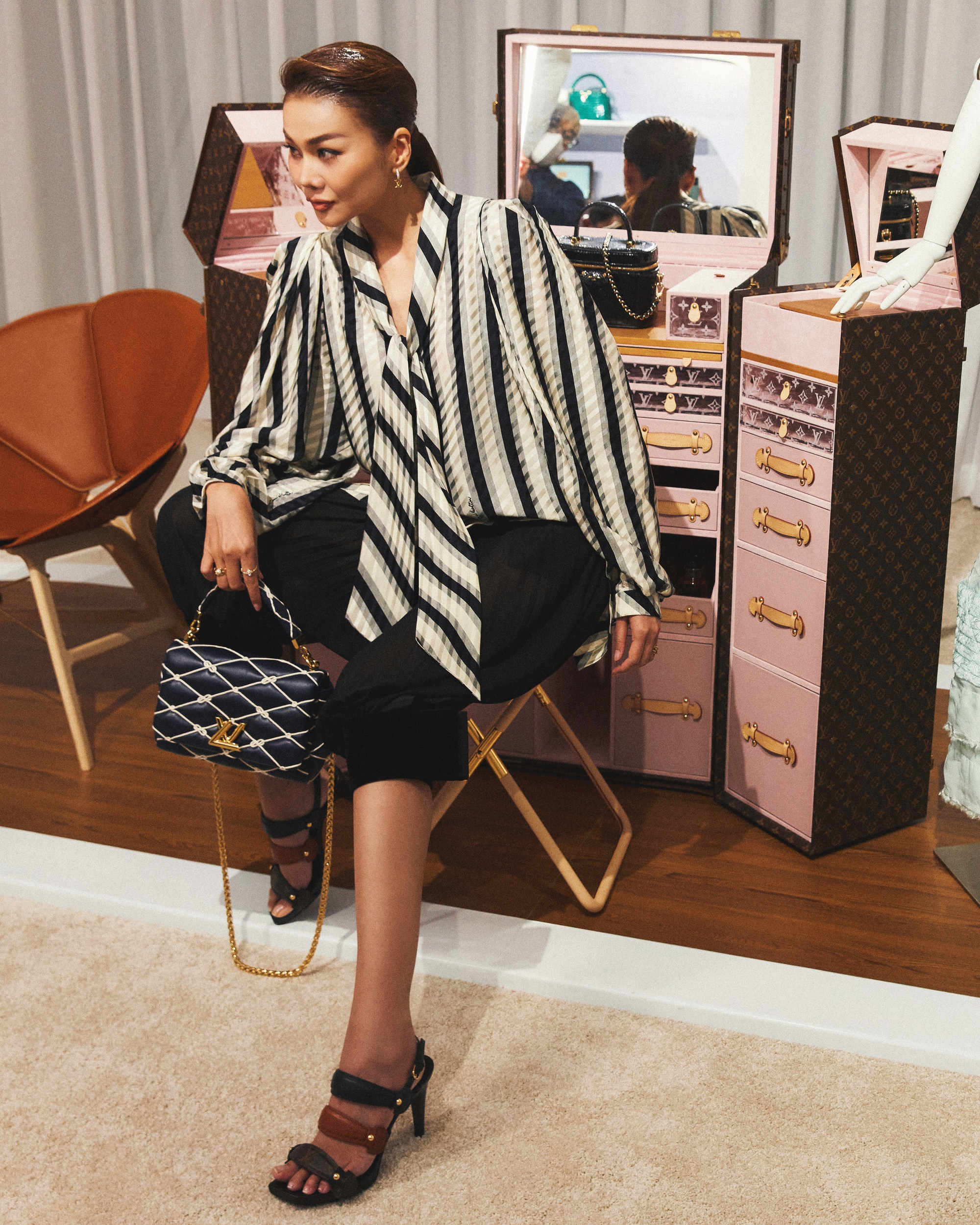 Cận cảnh outfit 285 triệu đồng của Thanh Hằng - Ảnh 6. Cận cảnh outfit 285 triệu đồng của Thanh Hằng - Ảnh 6.