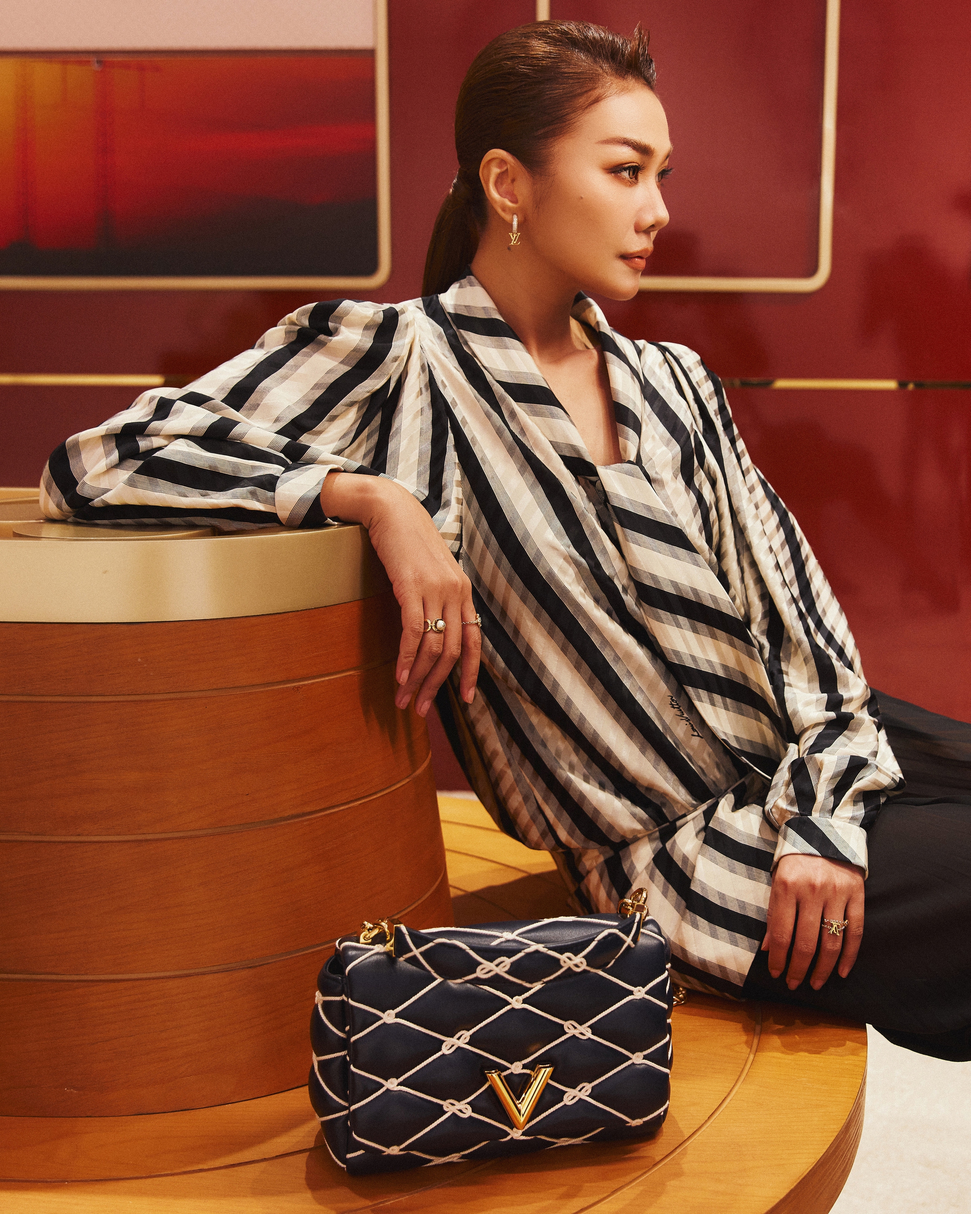 Cận cảnh outfit 285 triệu đồng của Thanh Hằng - Ảnh 5. Cận cảnh outfit 285 triệu đồng của Thanh Hằng - Ảnh 5.
