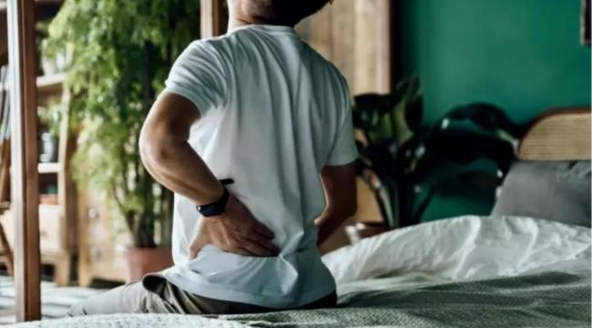 Người đàn ông 27 tuổi bị loãng xương nghiêm trọng như cụ già 70, tất cả là do 4 thói quen xấu: Nhiều người trẻ thường xuyên làm 2 điều - Ảnh 1.
