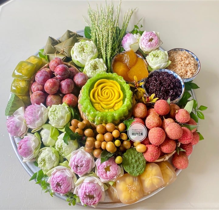 Chị em đua nhau khoe mâm cúng Tết Đoan ngọ đẹp và công phu - Ảnh 8. Chị em đua nhau khoe mâm cúng Tết Đoan ngọ đẹp và công phu - Ảnh 8.