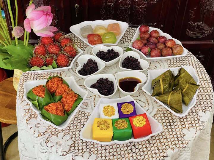 Chị em đua nhau khoe mâm cúng Tết Đoan ngọ đẹp và công phu - Ảnh 15. Chị em đua nhau khoe mâm cúng Tết Đoan ngọ đẹp và công phu - Ảnh 15.