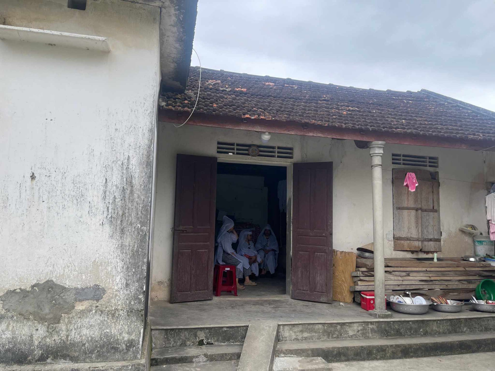 Xót xa cảnh con gái 10 tháng tuổi trong đám tang của người cha vừa qua đời đột ngột- Ảnh 5.