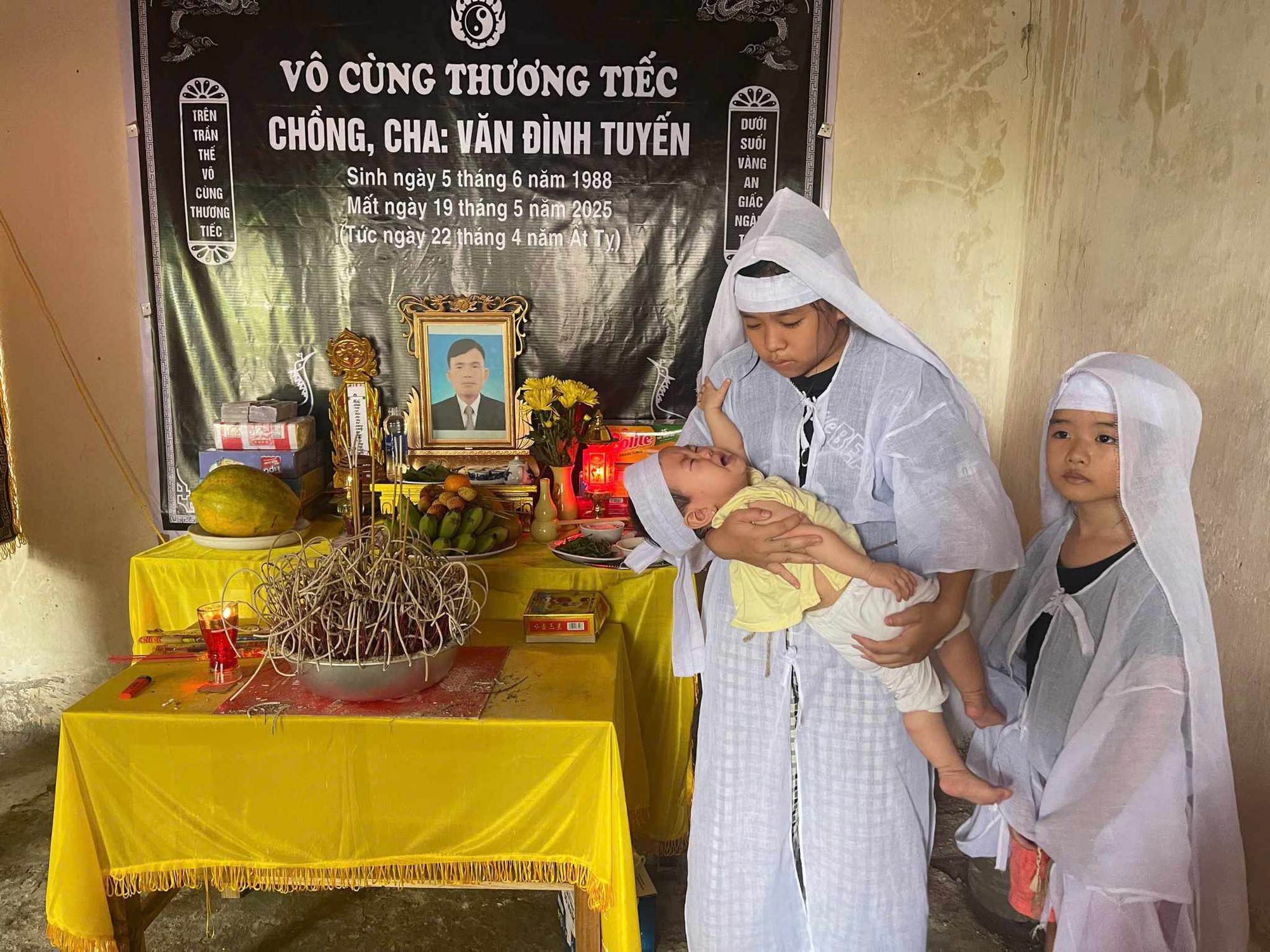 Xót xa cảnh con gái 10 tháng tuổi trong đám tang của người cha vừa qua đời đột ngột- Ảnh 1.