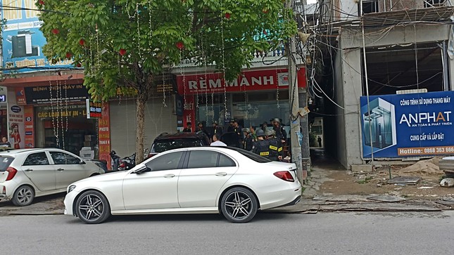 [Video] Công an xuất hiện tại nhà của 'nhân vật có tiếng' ở Thanh Hóa - Ảnh 3.