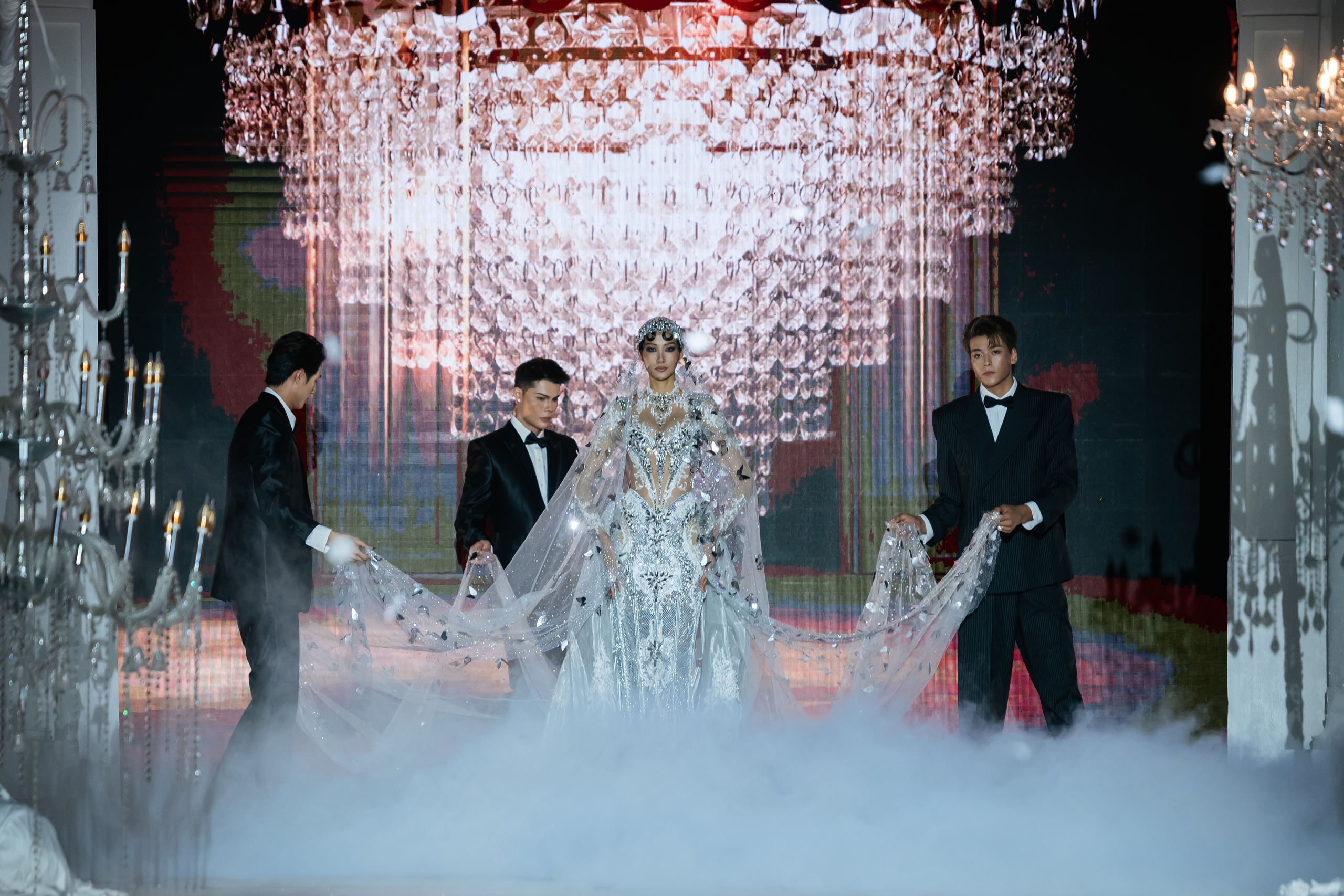 Show diễn của NTK Chung Thanh Phong: Hoàng Thùy, Ngọc Châu chinh phục mẫu váy cưới sexy hiểm hóc - Ảnh 1. Show diễn của NTK Chung Thanh Phong: Hoàng Thùy, Ngọc Châu chinh phục mẫu váy cưới sexy hiểm hóc - Ảnh 1.