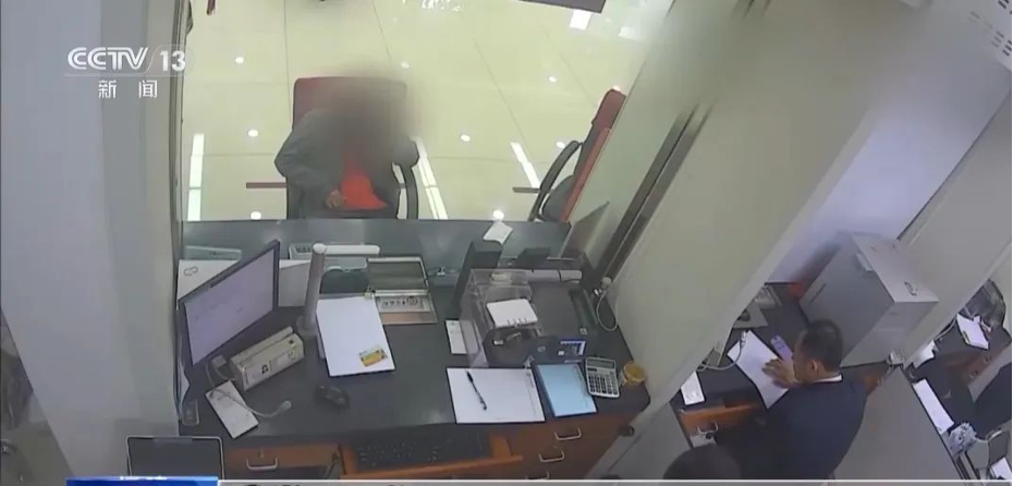 2 thanh niên đến ngân hàng rút 720 triệu đồng, nhân viên phát hiện tài khoản đã 3 năm không hoạt động, gọi cảnh sát vào cuộc điều tra - Ảnh 1. 2 thanh niên đến ngân hàng rút 720 triệu đồng, nhân viên phát hiện tài khoản đã 3 năm không hoạt động, gọi cảnh sát vào cuộc điều tra - Ảnh 1.