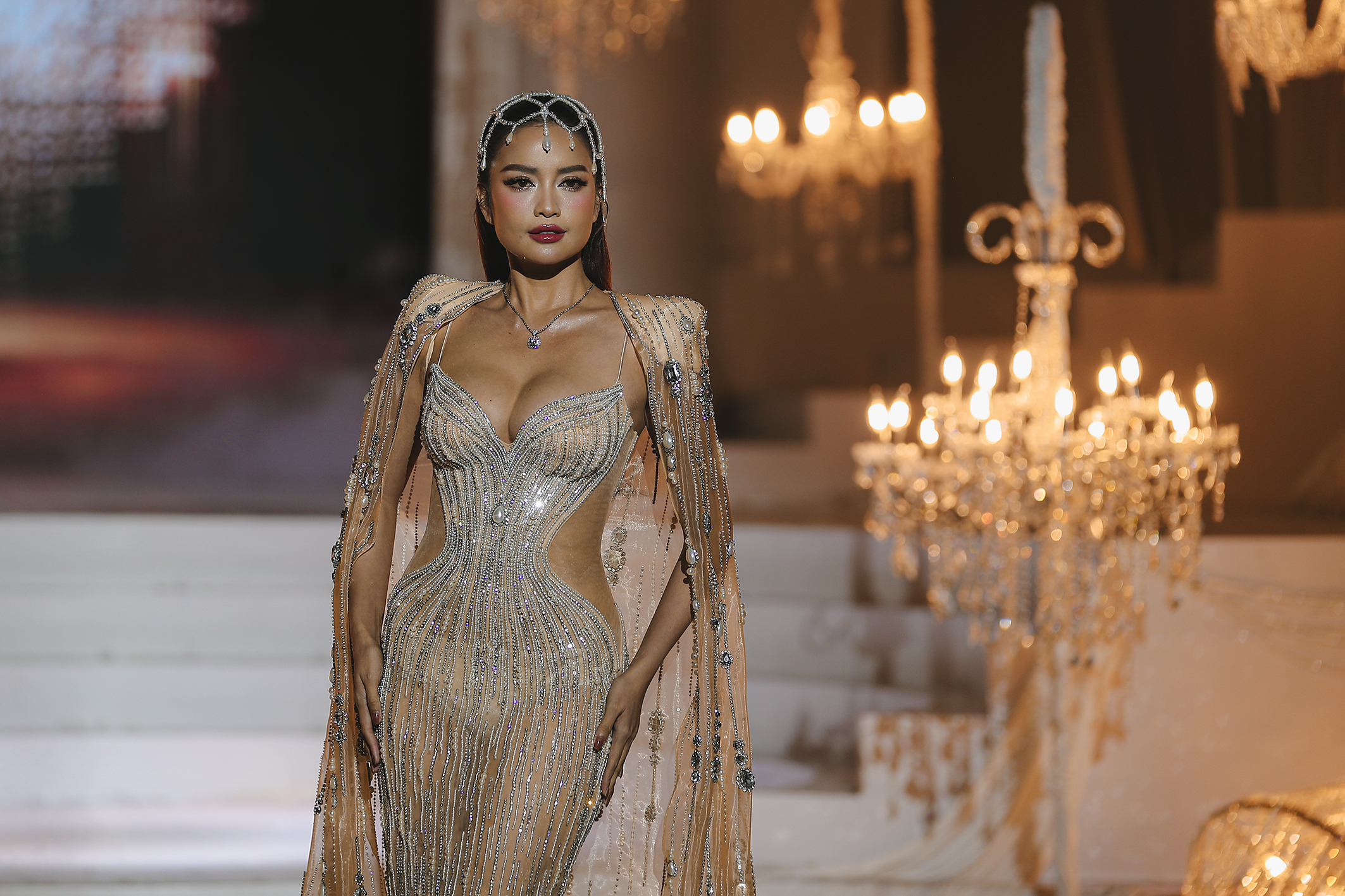 Show diễn của NTK Chung Thanh Phong: Hoàng Thùy, Ngọc Châu chinh phục mẫu váy cưới sexy hiểm hóc - Ảnh 18. Show diễn của NTK Chung Thanh Phong: Hoàng Thùy, Ngọc Châu chinh phục mẫu váy cưới sexy hiểm hóc - Ảnh 18.