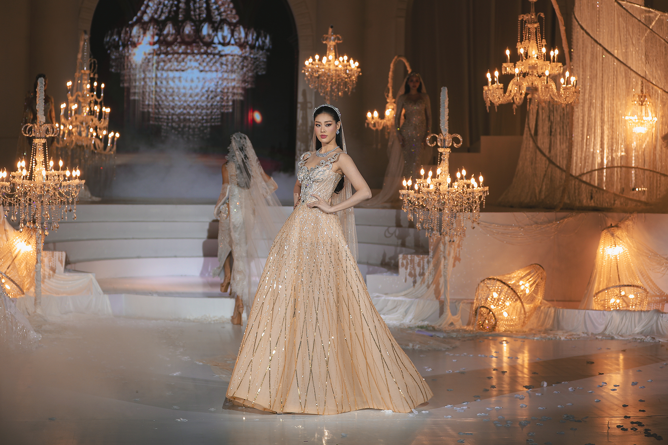 Show diễn của NTK Chung Thanh Phong: Hoàng Thùy, Ngọc Châu chinh phục mẫu váy cưới sexy hiểm hóc - Ảnh 20. Show diễn của NTK Chung Thanh Phong: Hoàng Thùy, Ngọc Châu chinh phục mẫu váy cưới sexy hiểm hóc - Ảnh 20.