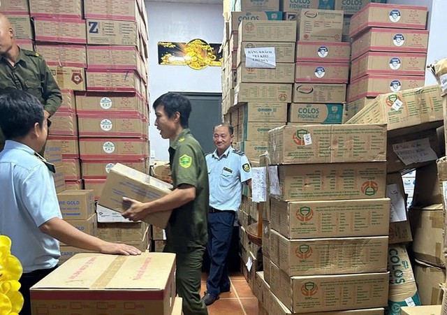 Phát hiện kho chứa gần 12.000 lon sữa bột không rõ nguồn gốc: Hàng loạt nhãn hiệu Z1000 Gold +, Sanaki Grow IQ Plus (Sun), Gold 1+, ... - Ảnh 1. Phát hiện kho chứa gần 12.000 lon sữa bột không rõ nguồn gốc: Hàng loạt nhãn hiệu Z1000 Gold +, Sanaki Grow IQ Plus (Sun), Gold 1+, ... - Ảnh 1.