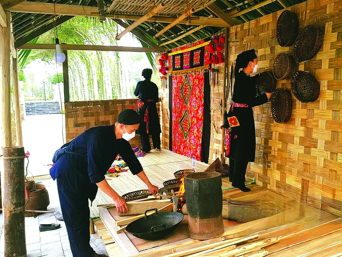 Ngôi làng kỳ lạ ở miền Bắc: Cả làng ‘ăn chung nồi, tiền chung túi’, khách muốn vào làng phải rửa tay bằng nước giếng thần - Ảnh 4. Ngôi làng kỳ lạ ở miền Bắc: Cả làng ‘ăn chung nồi, tiền chung túi’, khách muốn vào làng phải rửa tay bằng nước giếng thần - Ảnh 4.