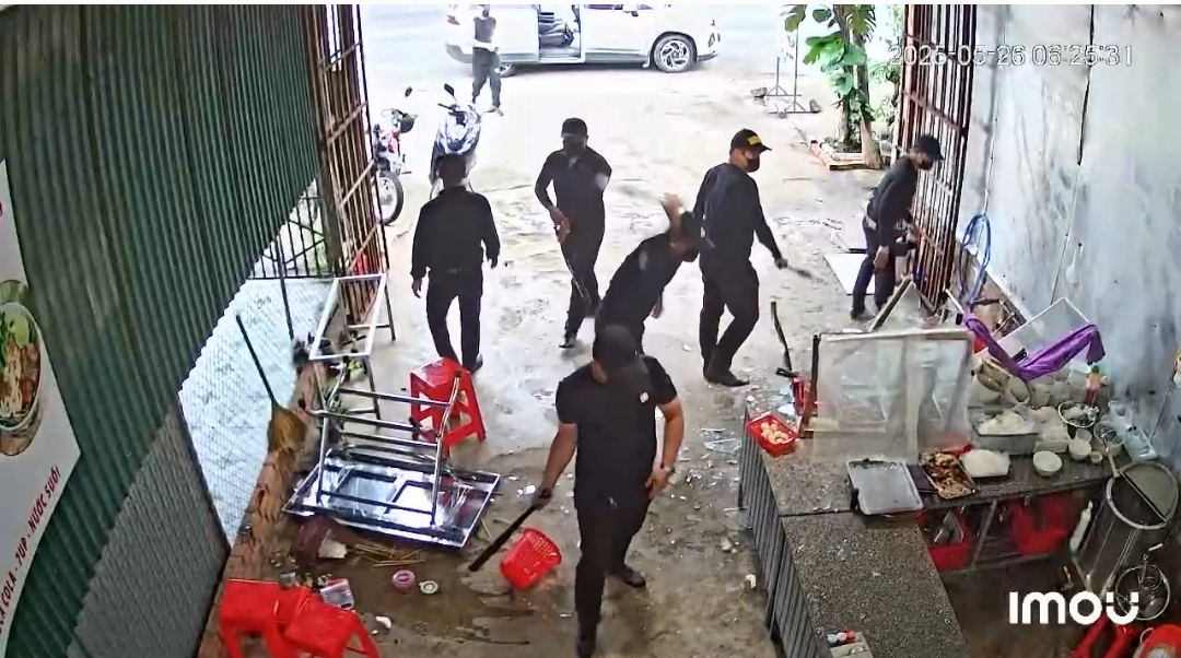Công an tỉnh Đắk Lắk thông tin về nhóm côn đồ mặc toàn đồ đen đập phá quán phở - Ảnh 1. Công an tỉnh Đắk Lắk thông tin về nhóm côn đồ mặc đồ đen đập phá quán phở - Ảnh 1.