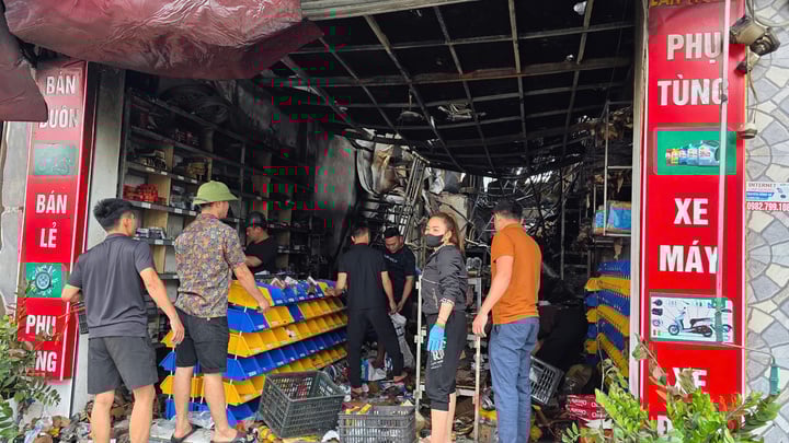 Truy tìm kẻ phóng hỏa đốt nhà dân trong đêm ở Bắc Giang - Ảnh 3. Truy tìm kẻ phóng hỏa đốt nhà dân trong đêm ở Bắc Giang - Ảnh 3.