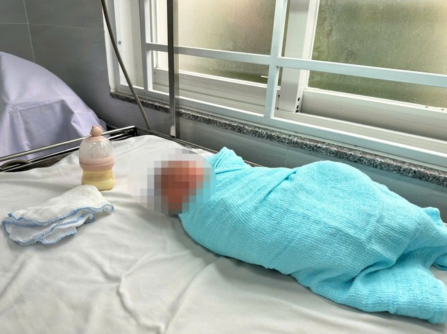 Bé gái sơ sinh bị bỏ rơi trên đường ở Bình Dương - Ảnh 1. Bé gái sơ sinh bị bỏ rơi trên đường ở Bình Dương - Ảnh 1.