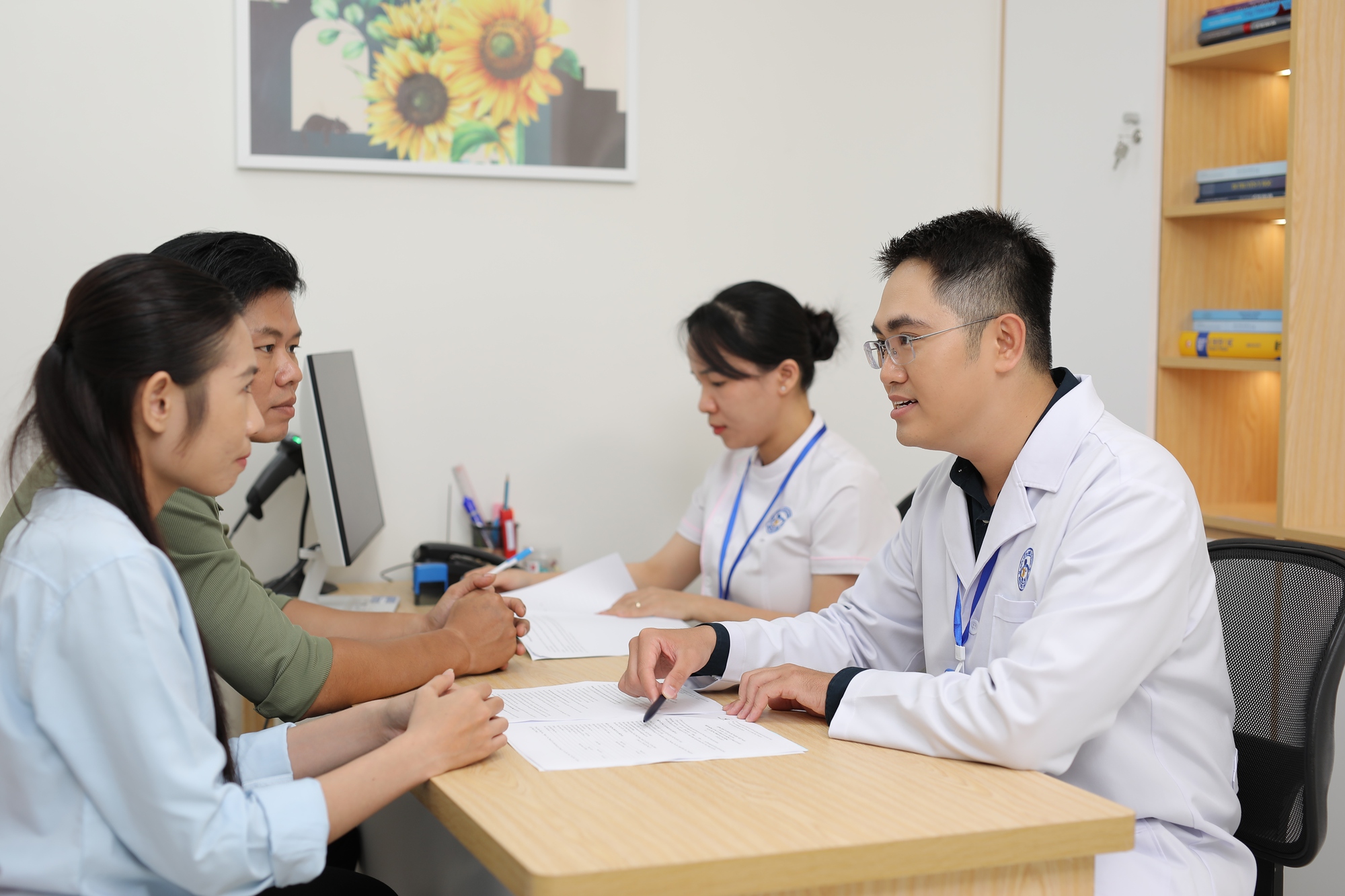 bs-ly-thien-trung-truong-trung-tam-ivf-quoc-anh-tu-van-benh-nhan-1-1-17482479804942054309317-1748249911694-1748249911932502257322.jpg