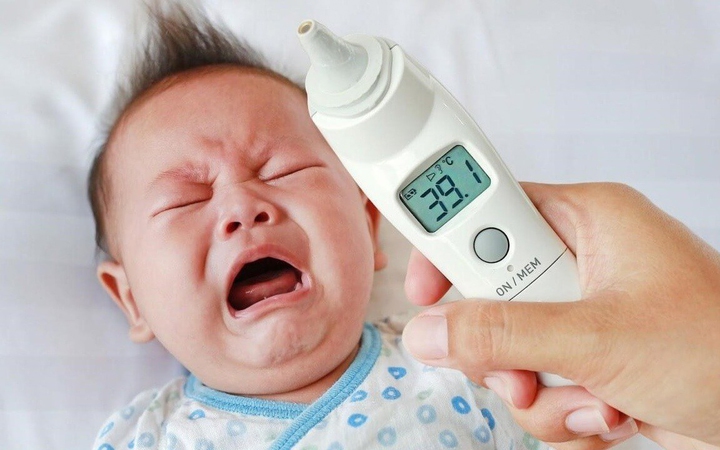 Trẻ 4 tháng tuổi bị Covid-19 khiến cha mẹ hoang mang mất ăn mất ngủ: Chăm sóc thế nào mới nhanh khỏi?
