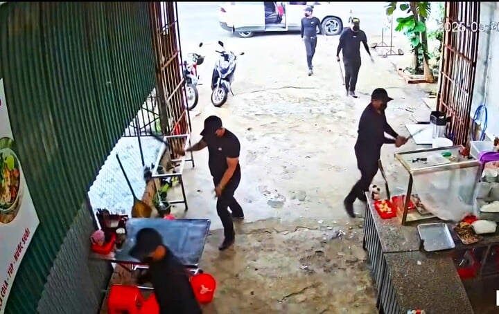 Nguyên nhân nhóm côn đồ đập phá quán phở tại Đắk Lắk - Ảnh 2. Nguyên nhân nhóm côn đồ đập phá quán phở tại Đắk Lắk - Ảnh 2.