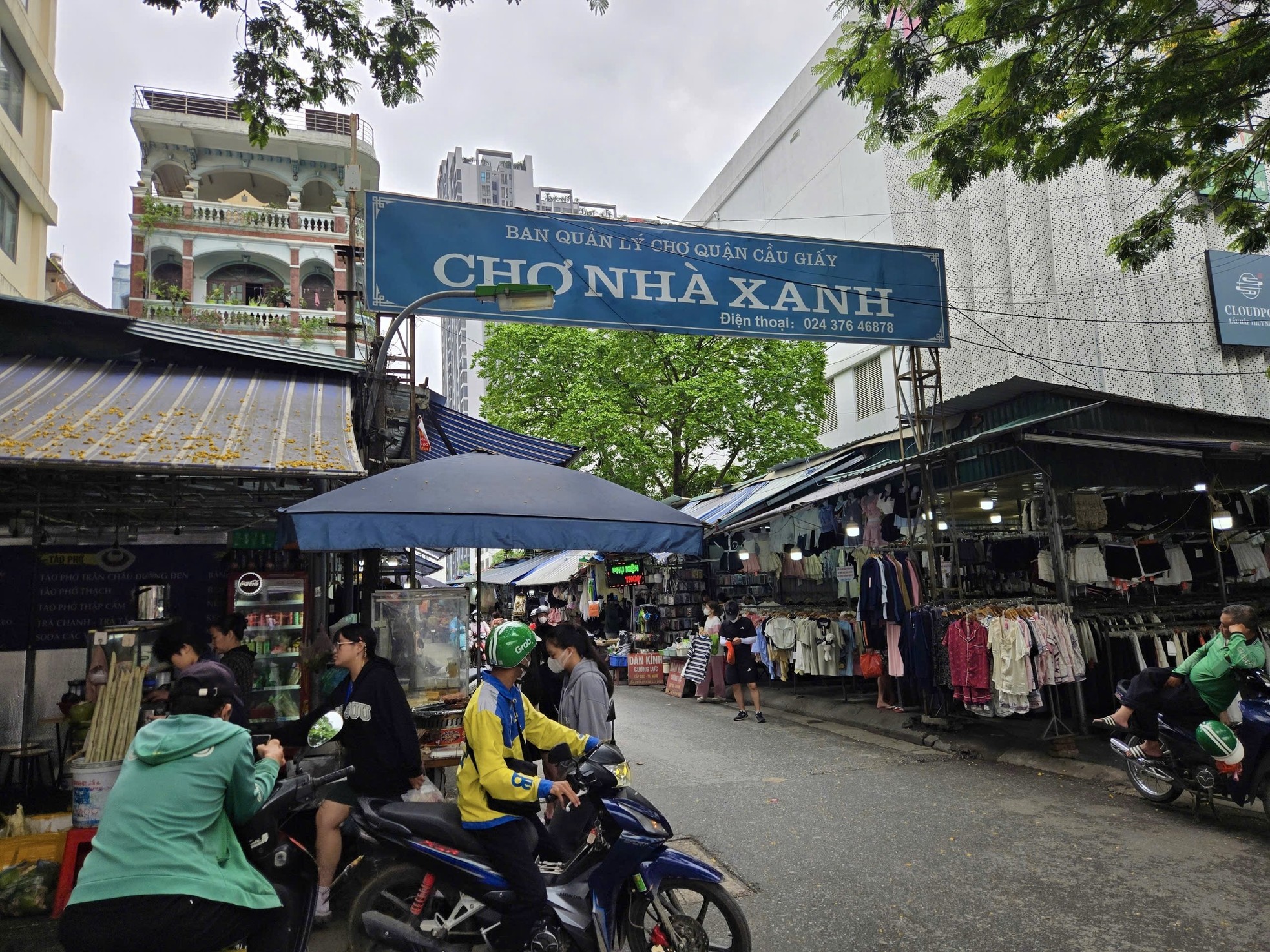 Bên trong khu chợ bán đồ gắn mác Dior, Gucci, Adidas giá vài chục nghìn đồng - Ảnh 1. Bên trong khu chợ bán đồ gắn mác Dior, Gucci, Adidas giá vài chục nghìn đồng - Ảnh 1.