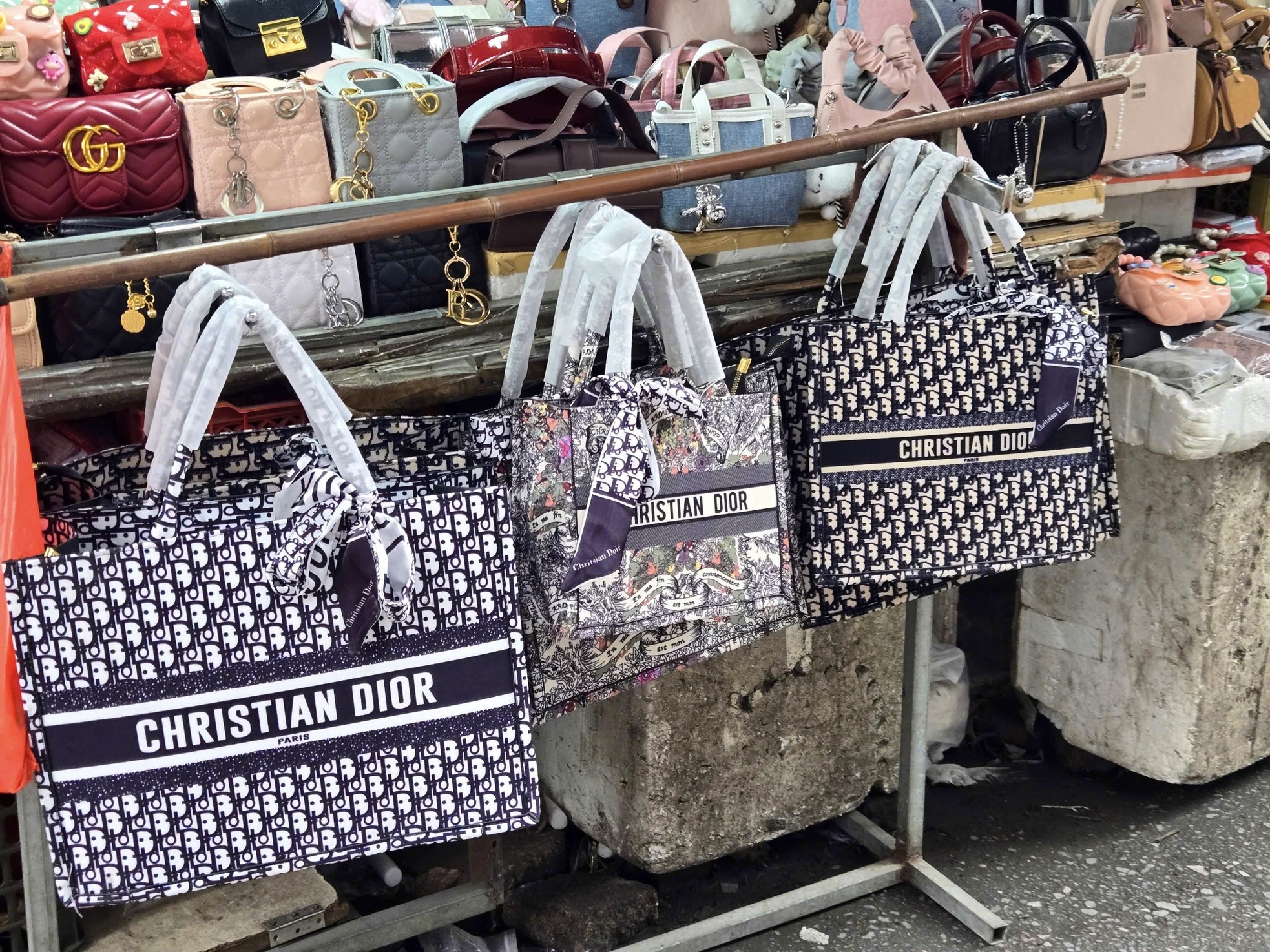 Bên trong khu chợ bán đồ gắn mác Dior, Gucci, Adidas giá vài chục nghìn đồng - Ảnh 7. Bên trong khu chợ bán đồ gắn mác Dior, Gucci, Adidas giá vài chục nghìn đồng - Ảnh 7.