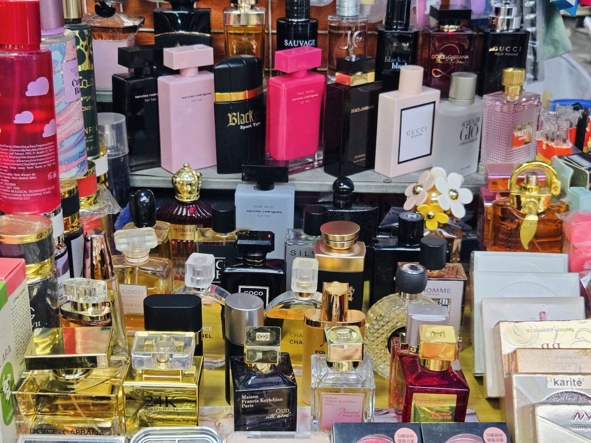 Bên trong khu chợ bán đồ gắn mác Dior, Gucci, Adidas giá vài chục nghìn đồng - Ảnh 10. Bên trong khu chợ bán đồ gắn mác Dior, Gucci, Adidas giá vài chục nghìn đồng - Ảnh 10.