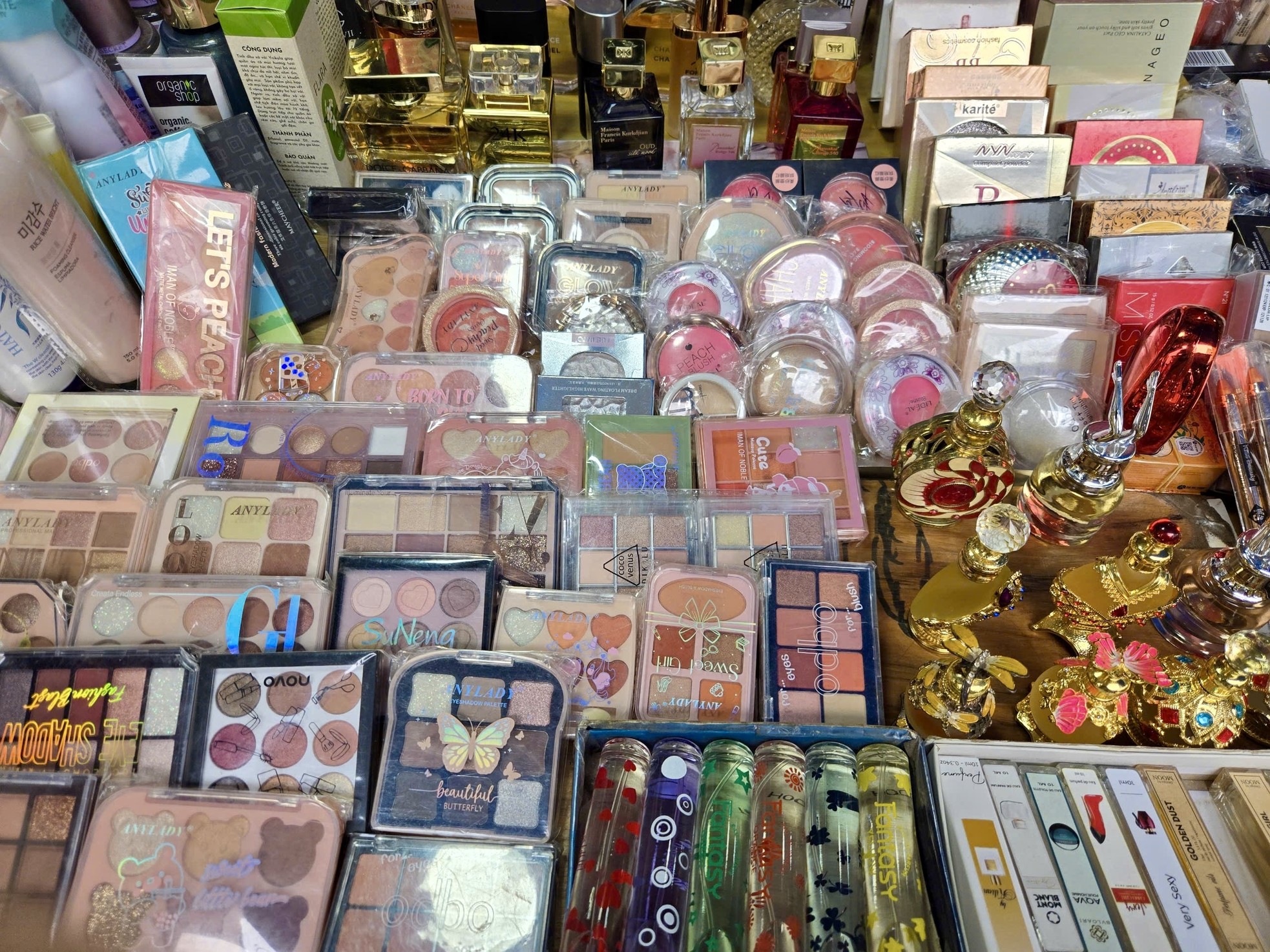 Bên trong khu chợ bán đồ gắn mác Dior, Gucci, Adidas giá vài chục nghìn đồng - Ảnh 9. Bên trong khu chợ bán đồ gắn mác Dior, Gucci, Adidas giá vài chục nghìn đồng - Ảnh 9.