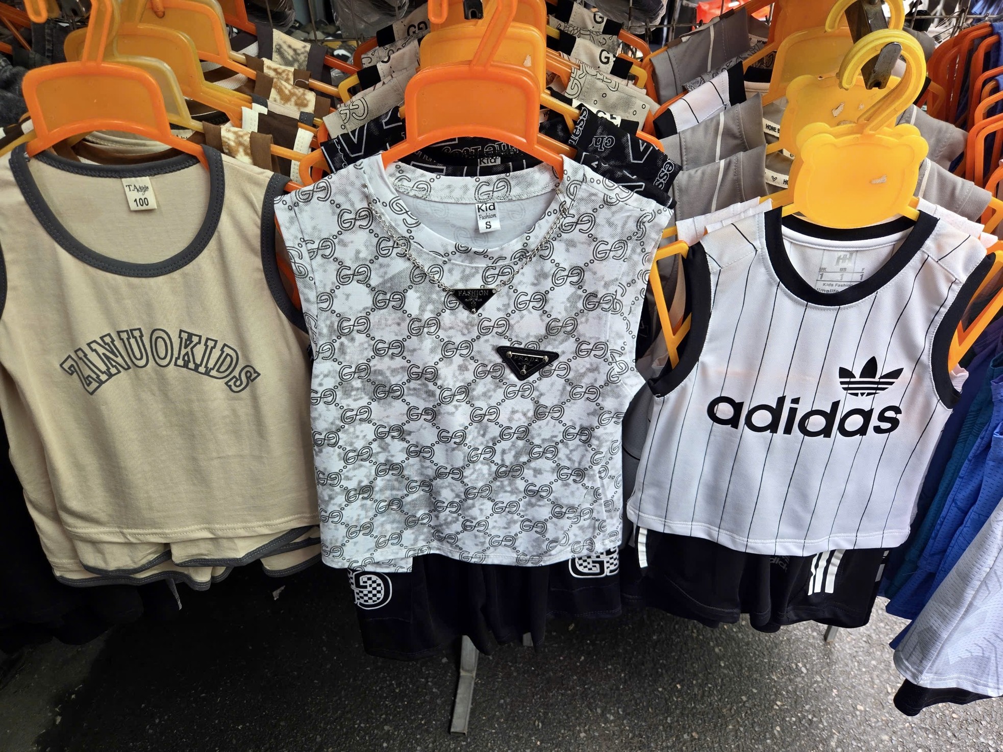 Bên trong khu chợ bán đồ gắn mác Dior, Gucci, Adidas giá vài chục nghìn đồng - Ảnh 13. Bên trong khu chợ bán đồ gắn mác Dior, Gucci, Adidas giá vài chục nghìn đồng - Ảnh 13.
