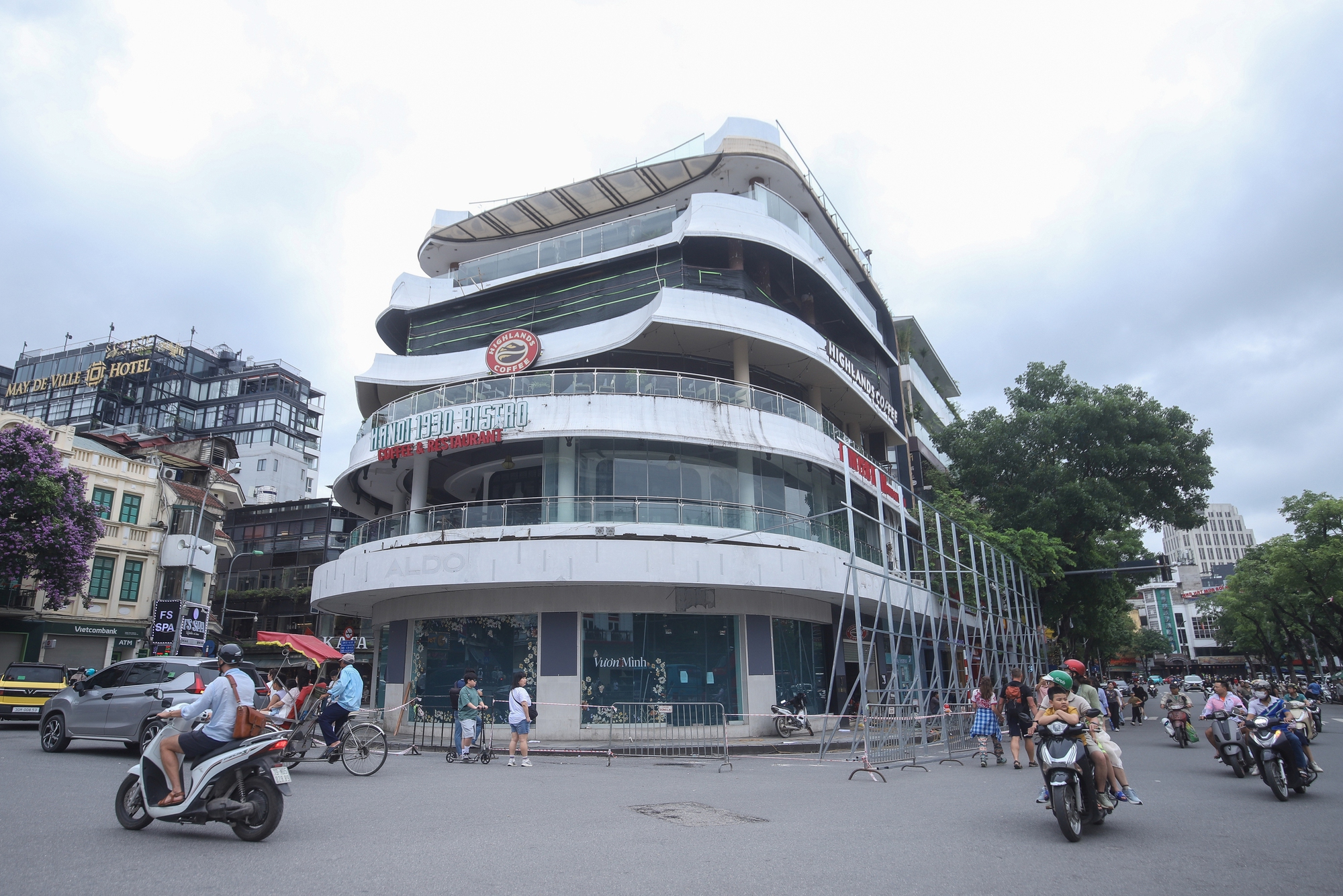 VIDEO: Quây rào, phá dỡ tòa nhà "hàm cá mập"- Ảnh 1. VIDEO: Quây rào, phá dỡ tòa nhà "hàm cá mập"- Ảnh 1.