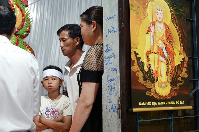 Tang lễ đẫm nước mắt của bé gái 11 tuổi bị nước cuốn trôi sau mưa lớn: “Ông trời không lấy của anh cái gì, lại lấy của anh đứa con…" - Ảnh 1. Tang lễ đẫm nước mắt của bé gái 11 tuổi bị nước cuốn trôi sau mưa lớn: “Ông trời không lấy của anh cái gì, lại lấy của anh đứa con…" - Ảnh 1.