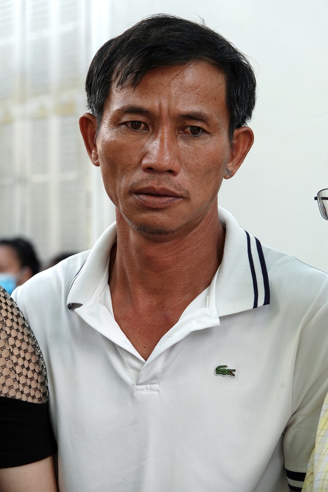 Tang lễ đẫm nước mắt của bé gái 11 tuổi bị nước cuốn trôi sau mưa lớn: “Ông trời không lấy của anh cái gì, lại lấy của anh đứa con…" - Ảnh 4. Tang lễ đẫm nước mắt của bé gái 11 tuổi bị nước cuốn trôi sau mưa lớn: “Ông trời không lấy của anh cái gì, lại lấy của anh đứa con…" - Ảnh 4.