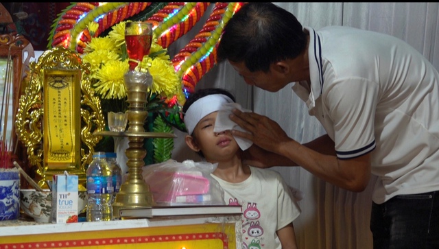 Tang lễ đẫm nước mắt của bé gái 11 tuổi bị nước cuốn trôi sau mưa lớn: “Ông trời không lấy của anh cái gì, lại lấy của anh đứa con…" - Ảnh 2. Tang lễ đẫm nước mắt của bé gái 11 tuổi bị nước cuốn trôi sau mưa lớn: “Ông trời không lấy của anh cái gì, lại lấy của anh đứa con…" - Ảnh 2.