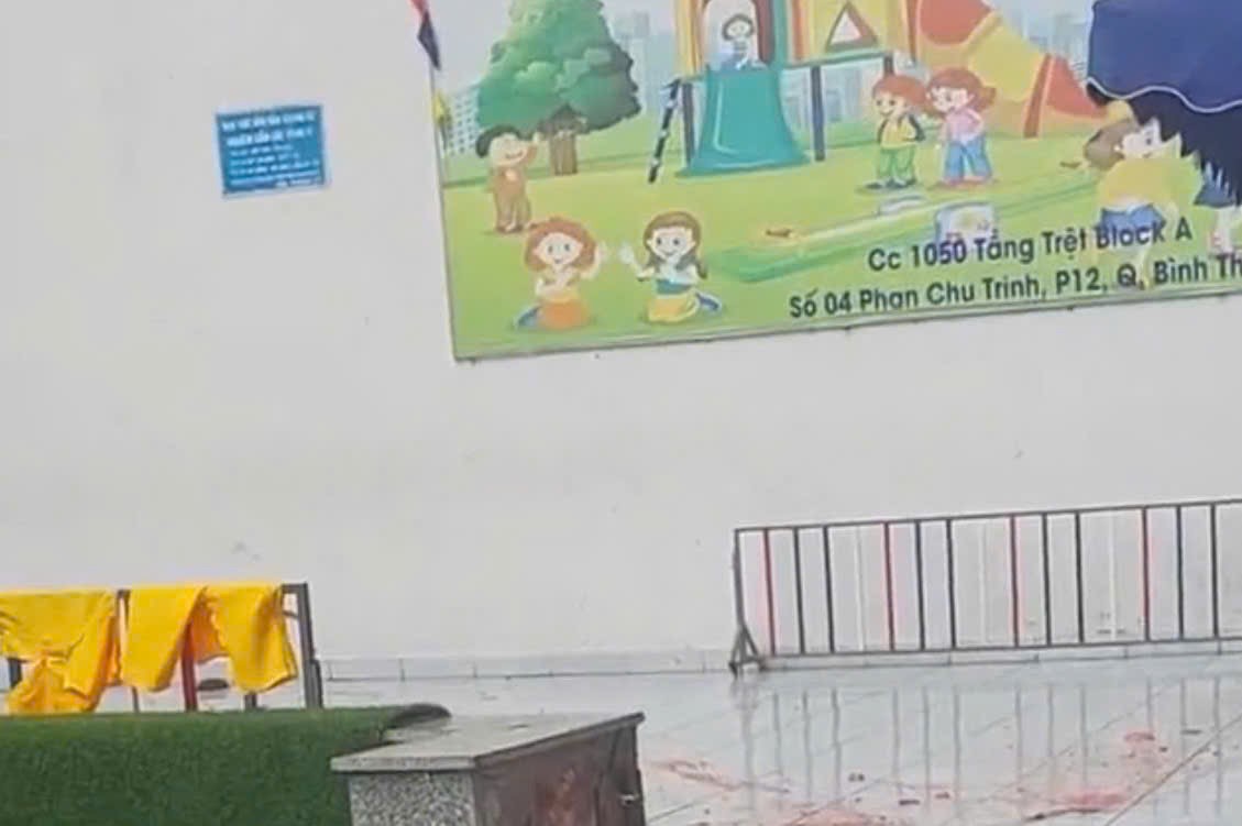 Phát hiện nhân viên ngân hàng tử vong dưới chung cư ở TP HCM- Ảnh 1. Phát hiện nhân viên ngân hàng tử vong dưới chung cư ở TP HCM- Ảnh 1.
