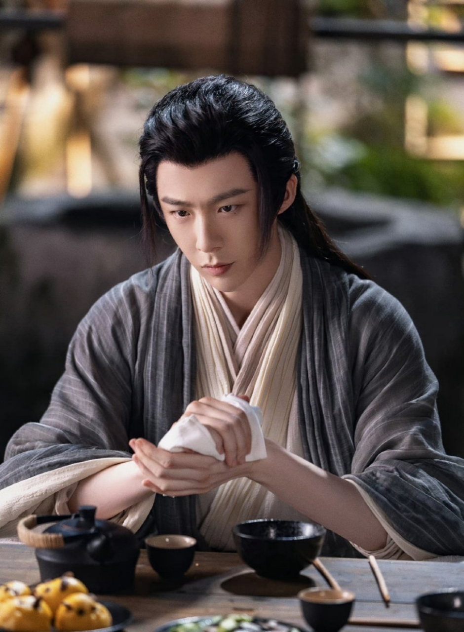 ‘Mỹ nam bị chê xấu’ Lưu Vũ Ninh bứt phá trong Khom lưng - Ảnh 2. ‘Mỹ nam bị chê xấu’ Lưu Vũ Ninh bứt phá trong Khom lưng - Ảnh 2.