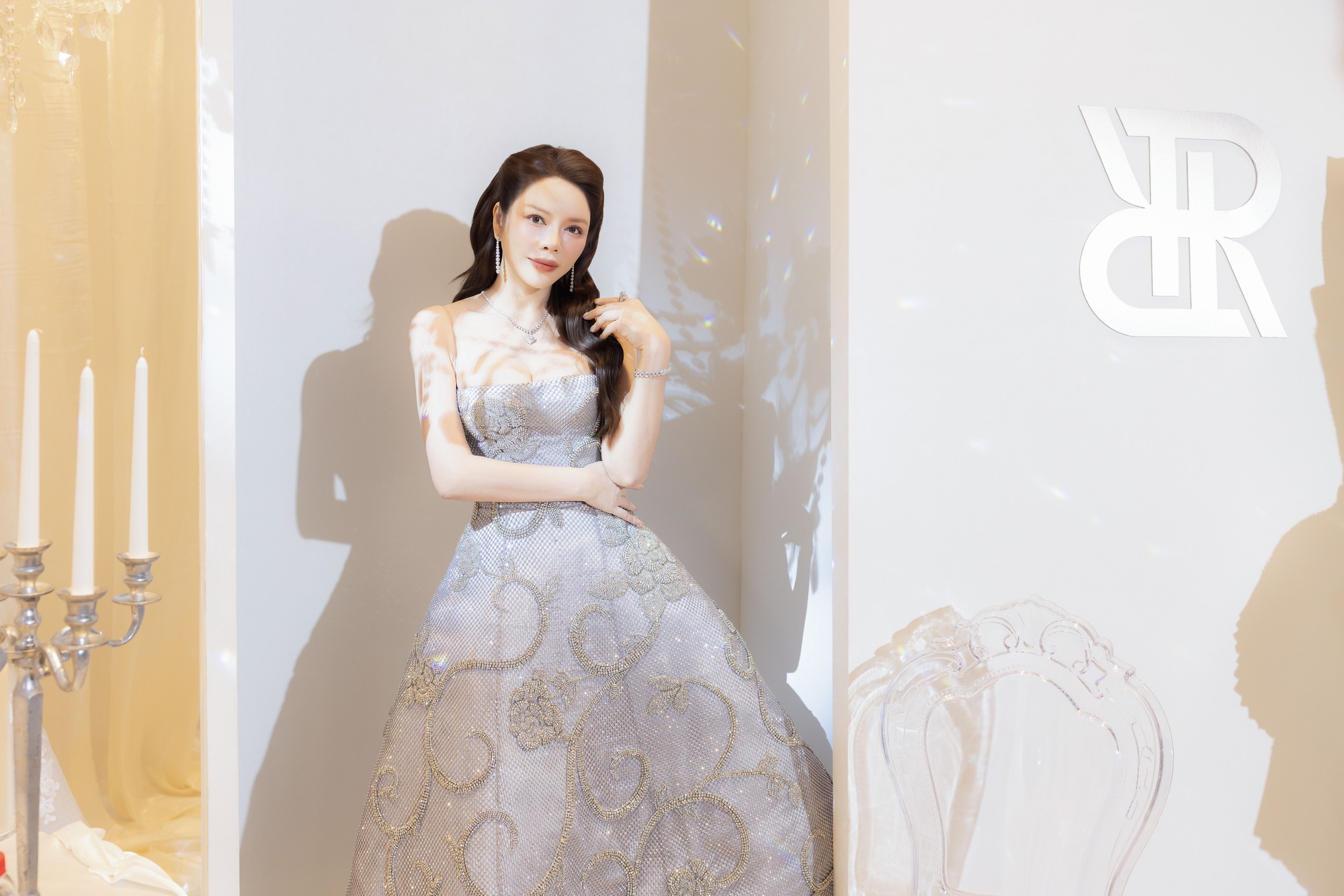 Nhã Phương, Hari Won và dàn sao hội tụ tại show diễn mở màn Vietnam Couture Fashion Week - Ảnh 3. Nhã Phương, Hari Won và dàn sao hội tụ tại show diễn mở màn Vietnam Couture Fashion Week - Ảnh 3.