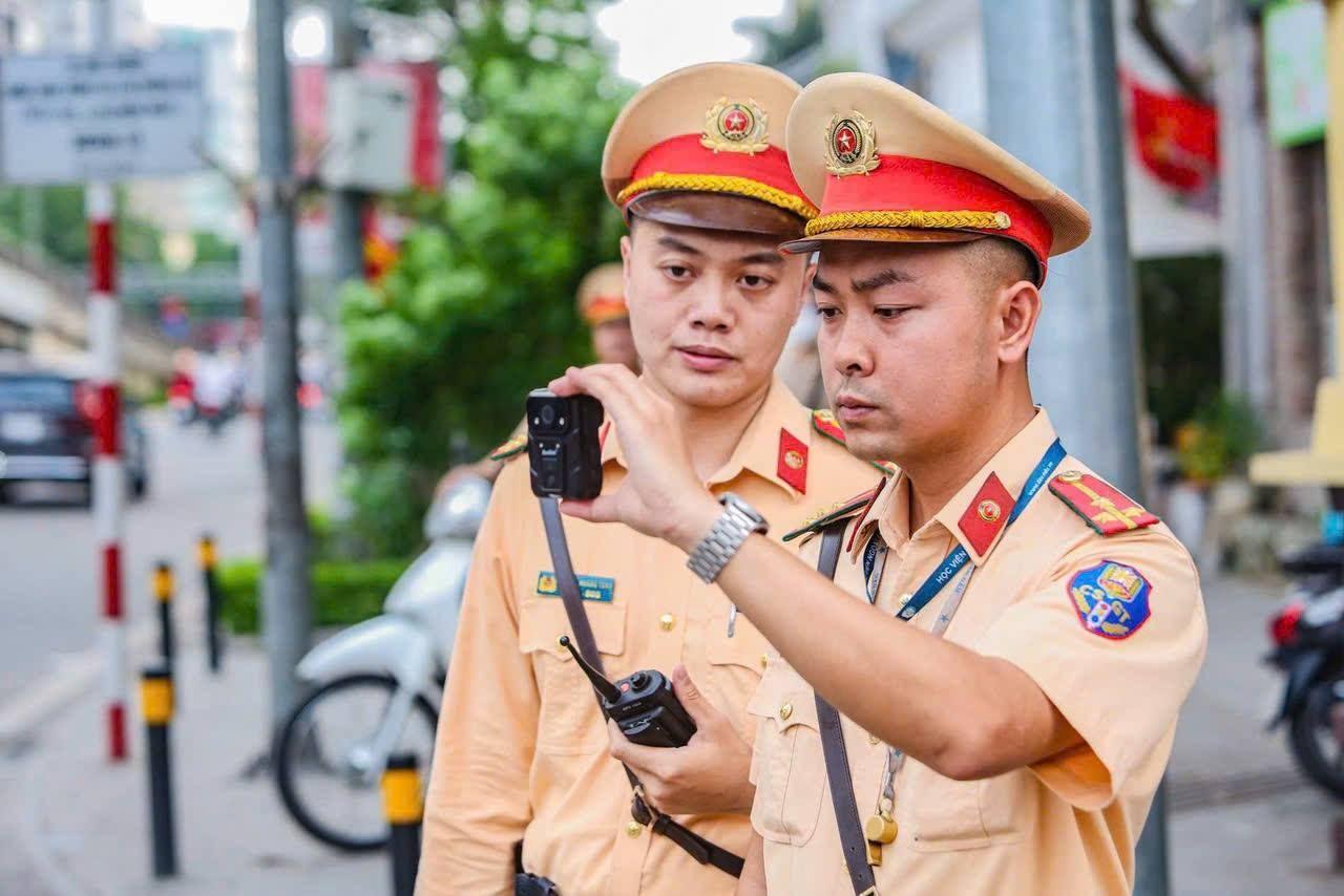 CSGT Hà Nội dùng máy quay, công khai ghi hình phạt nguội xe vi phạm tại 20 điểm - Ảnh 1. CSGT Hà Nội dùng máy quay, công khai ghi hình phạt nguội xe vi phạm tại 20 điểm - Ảnh 1.