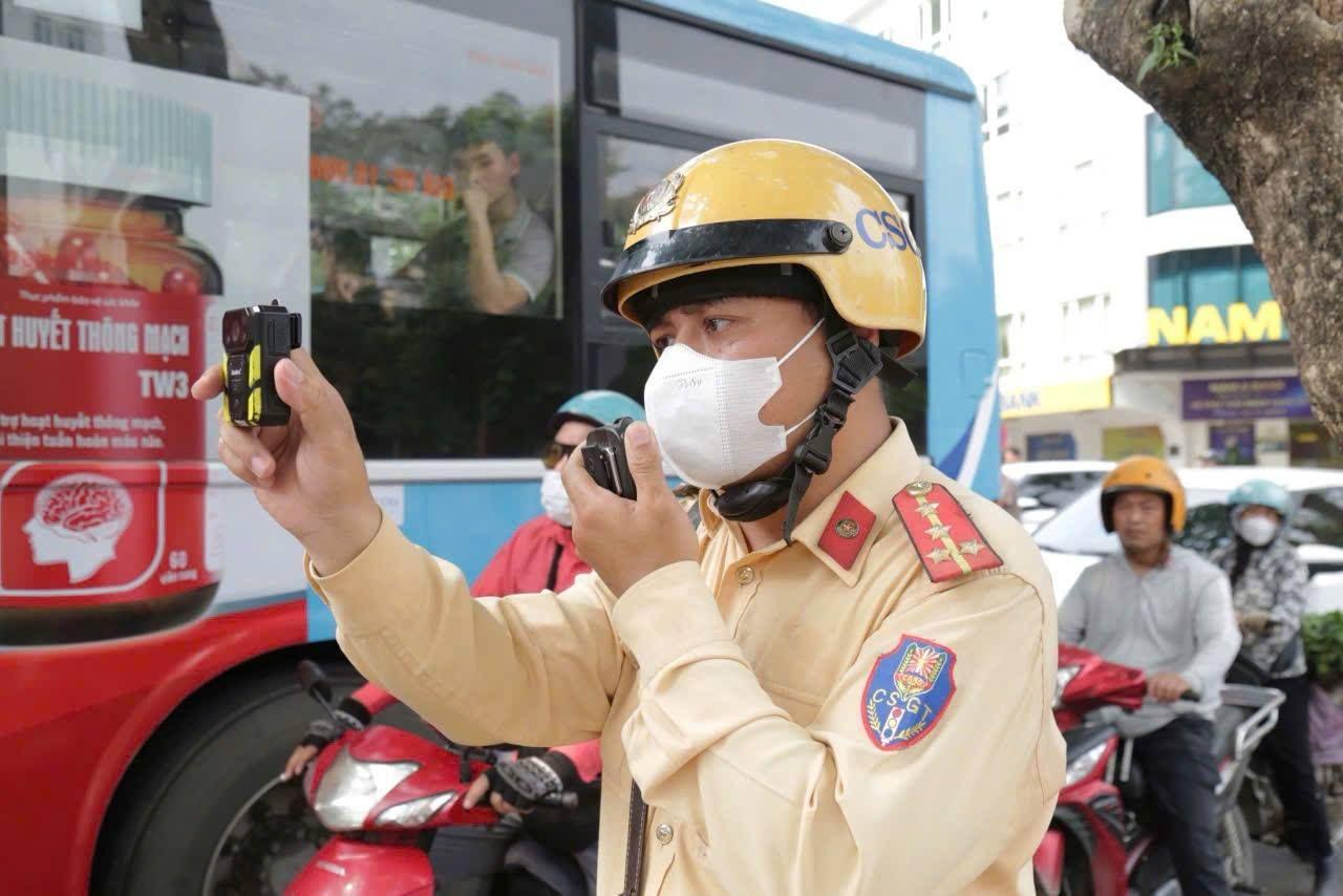 CSGT Hà Nội dùng máy quay, công khai ghi hình phạt nguội xe vi phạm tại 20 điểm - Ảnh 5. CSGT Hà Nội dùng máy quay, công khai ghi hình phạt nguội xe vi phạm tại 20 điểm - Ảnh 5.