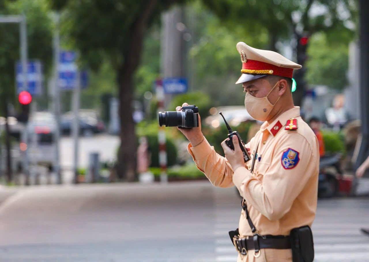 CSGT Hà Nội dùng máy quay, công khai ghi hình phạt nguội xe vi phạm tại 20 điểm - Ảnh 4. CSGT Hà Nội dùng máy quay, công khai ghi hình phạt nguội xe vi phạm tại 20 điểm - Ảnh 4.