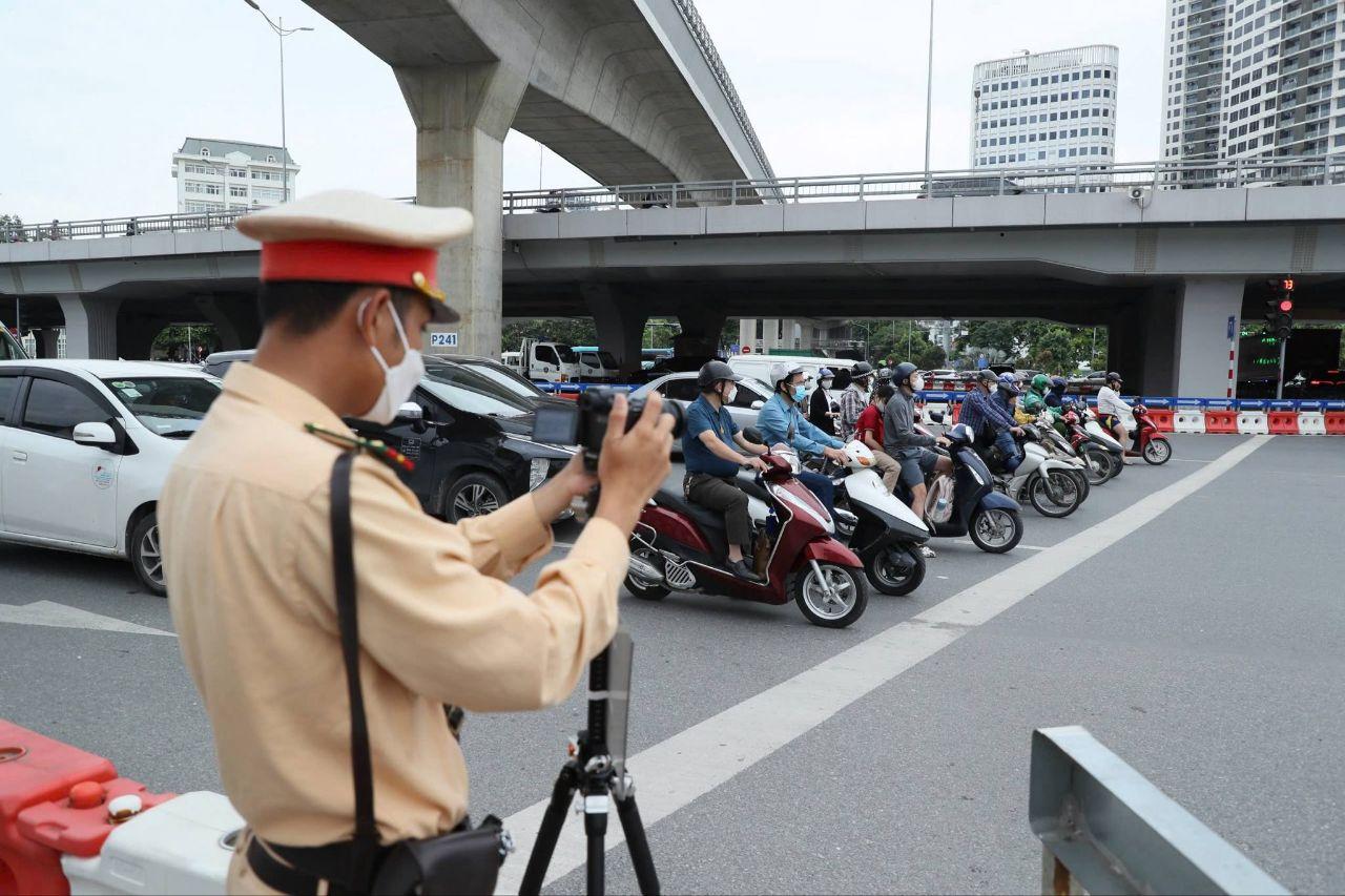 CSGT Hà Nội dùng máy quay, công khai ghi hình phạt nguội xe vi phạm tại 20 điểm - Ảnh 2. CSGT Hà Nội dùng máy quay, công khai ghi hình phạt nguội xe vi phạm tại 20 điểm - Ảnh 2.