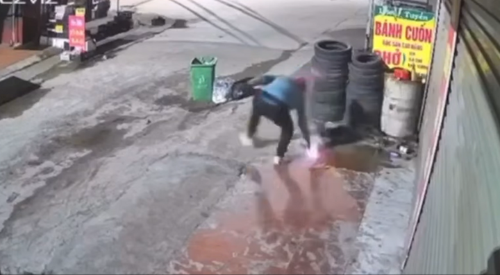 Truy tìm kẻ phóng hỏa đốt nhà dân trong đêm ở Bắc Giang - Ảnh 4. Truy tìm kẻ phóng hỏa đốt nhà dân trong đêm ở Bắc Giang - Ảnh 4.