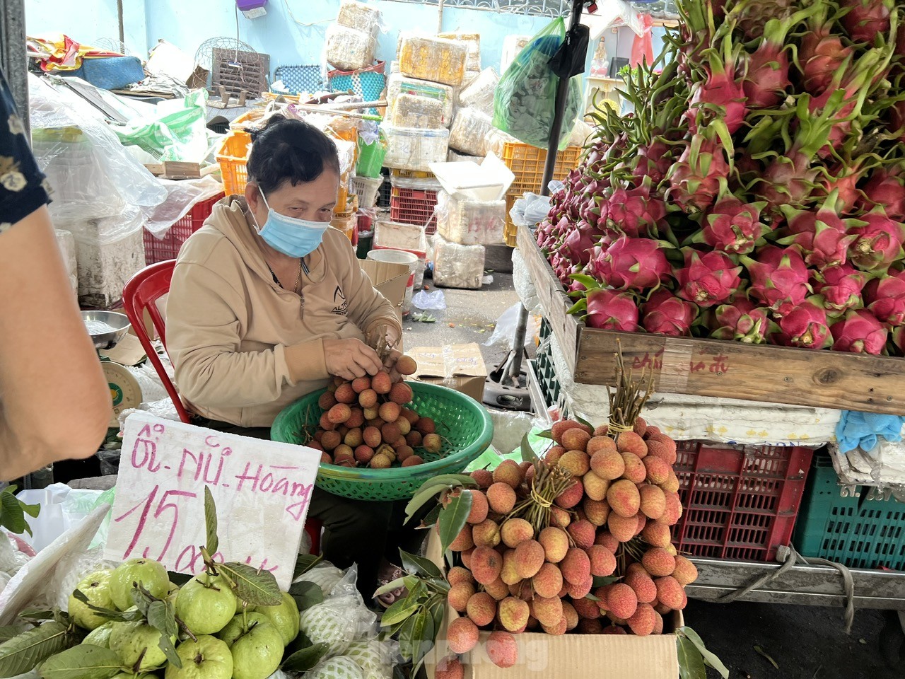 Vải thiều vào vụ, giá rẻ bất ngờ - Ảnh 3. Vải thiều vào vụ, giá rẻ bất ngờ - Ảnh 3.