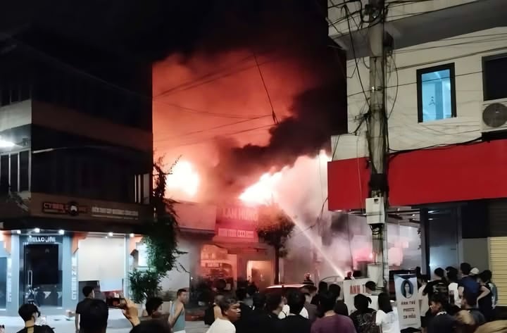 Truy tìm kẻ phóng hỏa đốt nhà dân trong đêm ở Bắc Giang - Ảnh 2. Truy tìm kẻ phóng hỏa đốt nhà dân trong đêm ở Bắc Giang - Ảnh 2.